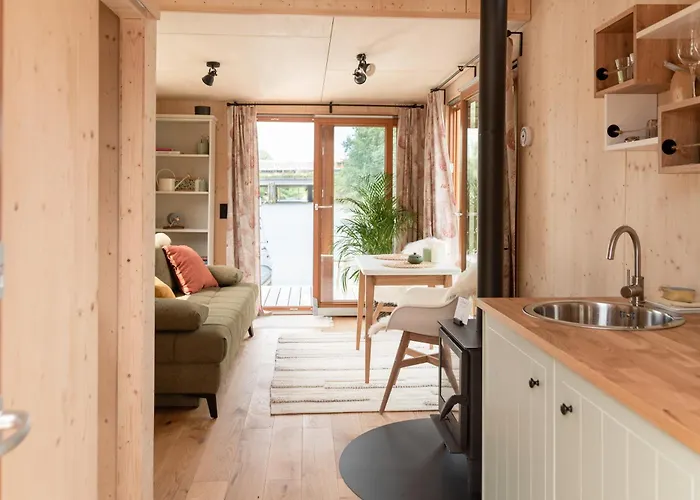 Tiny-hausboot Irene Mit Kamin Und Dachterrassenlounge Botel
