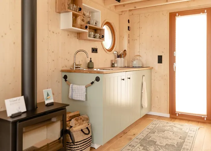 Tiny-hausboot Irene Mit Kamin Und Dachterrassenlounge